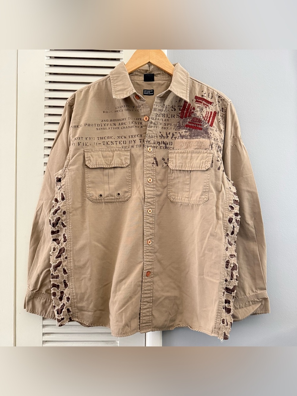 Vintage90’s  OAKLEY Software Tan Military Camo Button Up Shirt Mens Sz Large